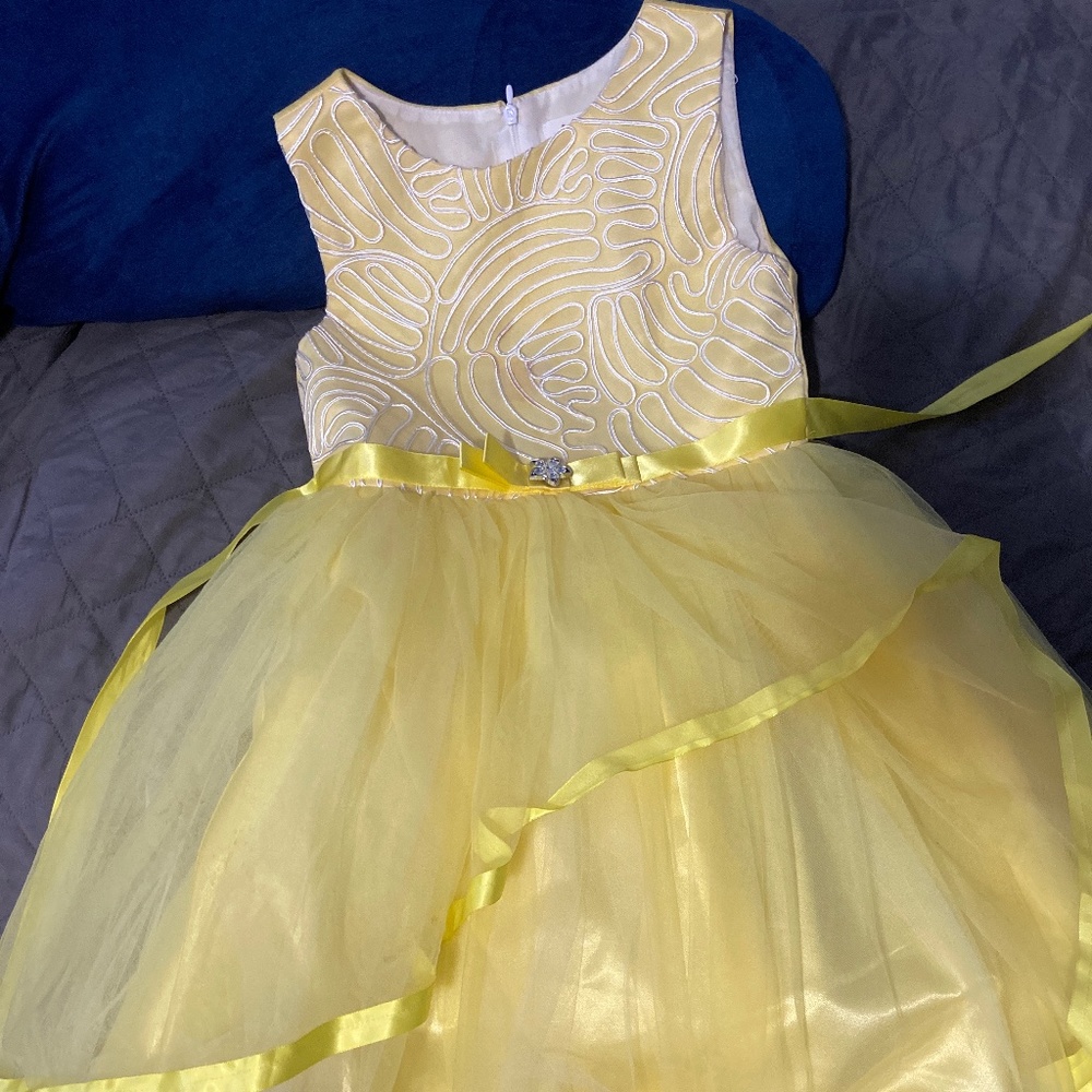 A yellow dress size for young girl size 8